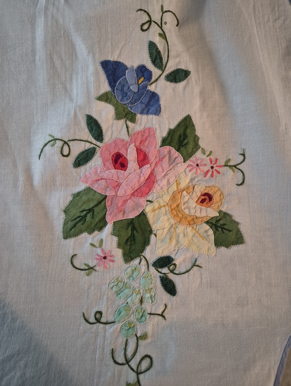 Vintage Full Apron Floral  Applique' - Picture 3 of 7